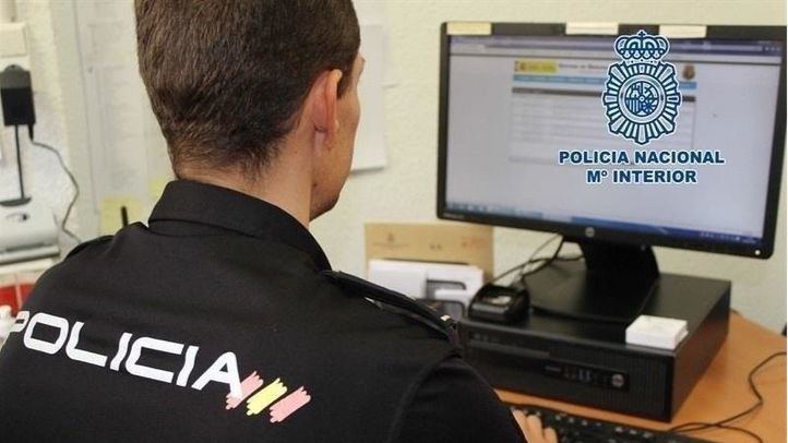 Agente de la Policía Nacional frente a un ordenador
