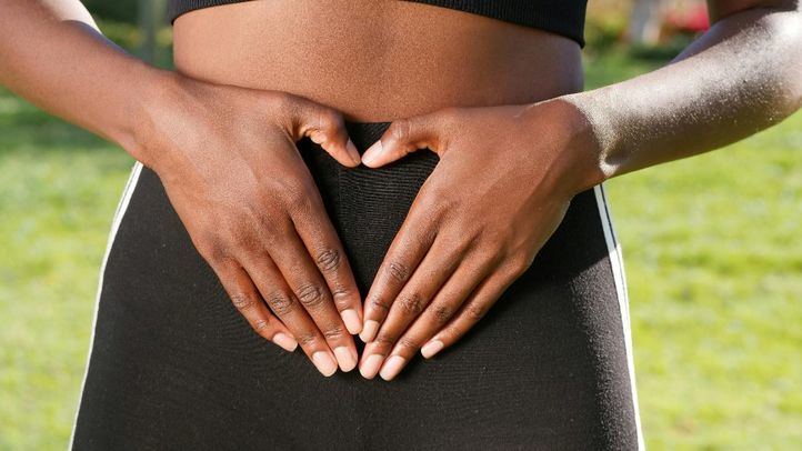 Mujer con las manos en el abdomen. Día mundial de la endometriosis.