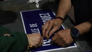 Asi se fabrican las placas que dan nombre a las calles madrilenas