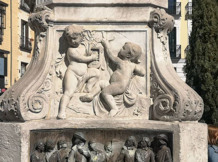 Detalle del Monumento a Calderón de la Barca, en la Plaza de Santa Ana
