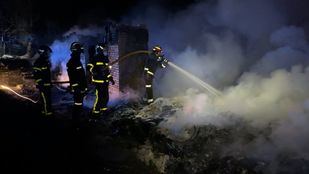 Bomberos extinguen un incendio en una zona de infraviviendas de Arroyomolinos