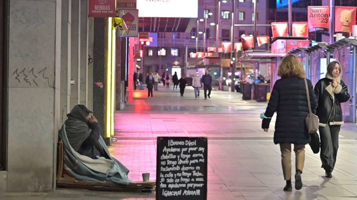 Persona sin hogar durmiendo en la calle