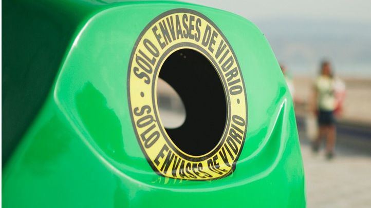Iglú para el reciclaje de vidrio.