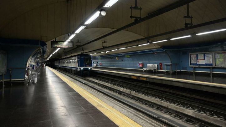 Metro entrando en la estación de Antón Martín