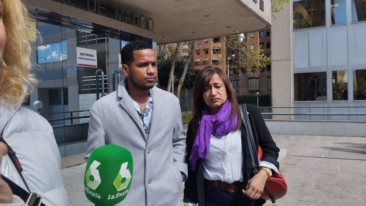 La madre del joven abatido a tiros por tres policías