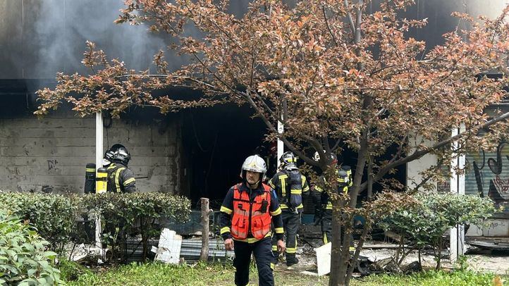 Dos heridos con quemaduras leves en el incendio y explosión de un local en la Elipa