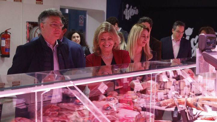 Engracia Hidalgo y Nadia Álvarez han visitado el Mercado Municipal de Las Ventas coincidiendo con el Día Mundial de las Personas Consumidoras