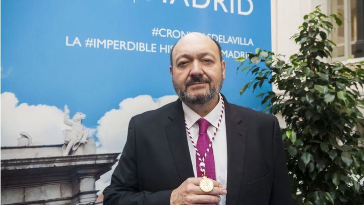 Constantino Mediavilla con su medalla de Cronista de la villa.