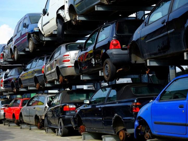 Coches en un desguace