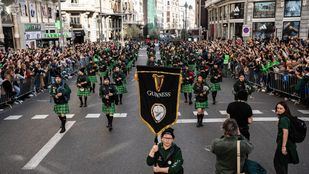 Alrededor de 500 gaiteros recorren la Gran Vía para celebrar el Día de San Patricio