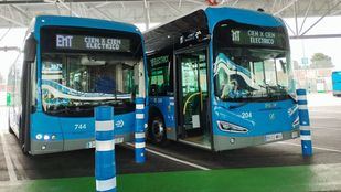 Recarga de autobús eléctrico con pantógrafo en Carabanchel