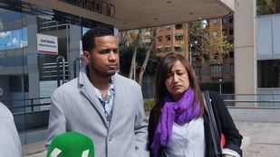 La madre del joven abatido a tiros por tres policías