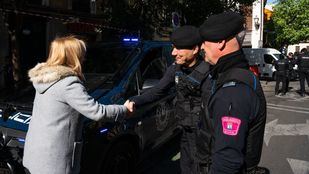 La vicealcaldesa de Madrid, Inmaculada Sanz, saluda a dos policías