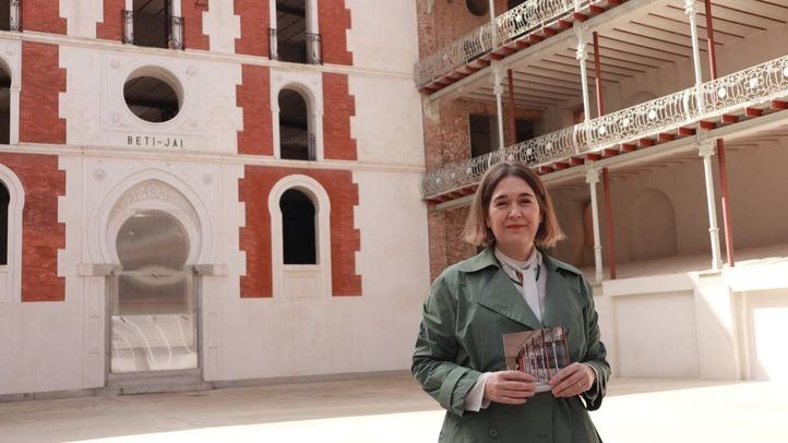 La delegada de Cultura visita el frontón Beti Jai