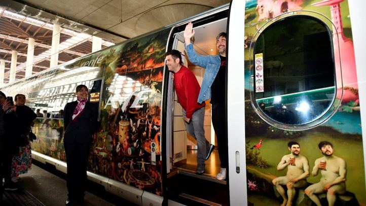 Estopa viaja en un AVE tren oficial de la gira 25 aniversario del grupo