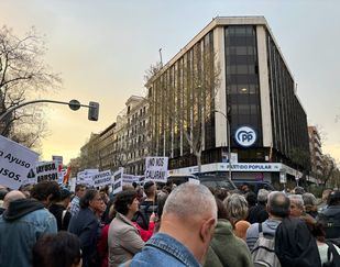 Una concentración frente a la sede del PP en Génova pide la dimisión de Ayuso