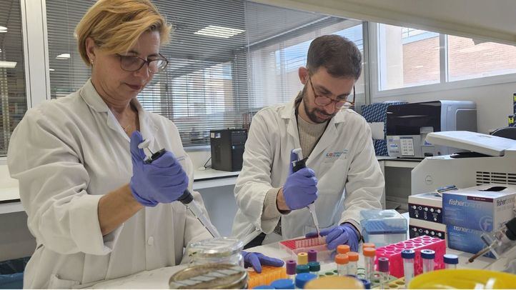 Los investigadores Cristian Suárez Cabrera y Marta Dueñas Porto en el laboratorio de Oncología Molecular y Celular del Hospital 12 de Octubre