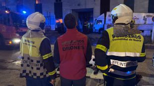 El fuego arrasa 4.800 metros cuadrados de una nave industrial en Tres Cantos