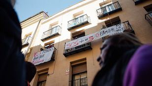 Varias personas durante una acción protesta para evitar la compra del edificio Tribulete 7, a 3 de febrero de 2024.