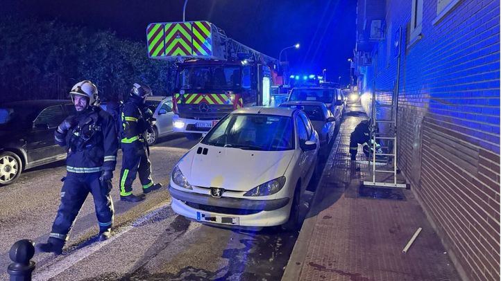 Bomberos de la Comunidad de Madrid apagan un incendio en Valdemoro