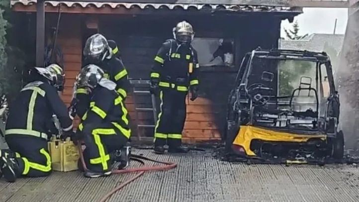 Arde un vehículo eléctrico enchufado en un chalé de Hoyo de Manzanares