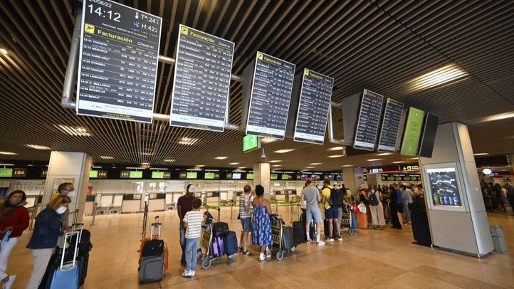 Viajeros en el aeropuerto de Barajas