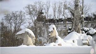 Fuente de Neptuno enterrada en nieve durante el temporal Filomena