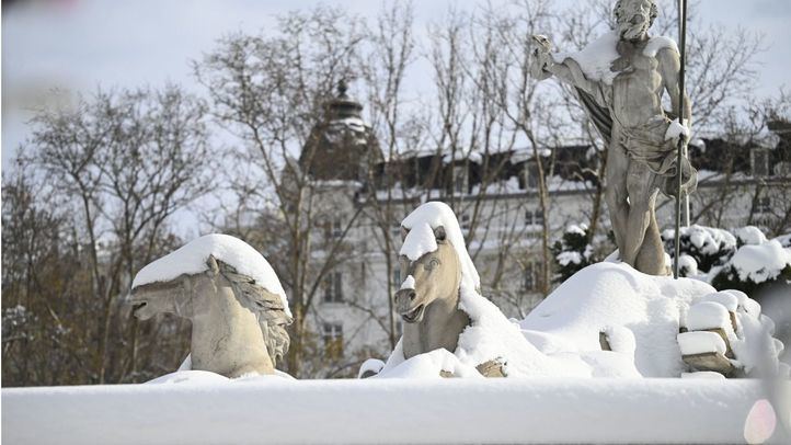 Fuente de Neptuno enterrada en nieve durante el temporal Filomena