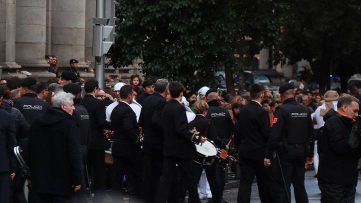 Gente esperando a que salgan en procesión el Jesús del Gran Poder y la Macarena