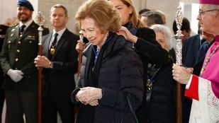 La reina Sofía protagoniza la 'levantá' del Cristo de los Alabarderos