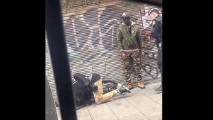 Fotograma del vídeo de la intervención policial en Lavapiés