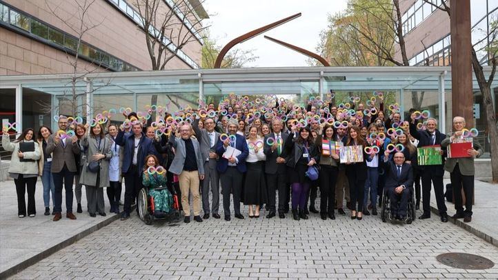 La Asamblea de Madrid acoge el acto por el Día Mundial de Concienciación del Autismo, organizado por la Federación Autismo Madrid. Asisten la consejera de Familia, Juventud y Asuntos Sociales, Ana Dávila; el delegado de Políticas Sociales, Familia e Igualdad, José Fernández, y el portavoz adjunto del Grupo Parlamentario Popular, Rafael Núñez.