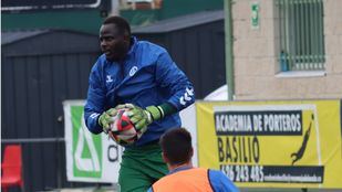 Sarr atrapa el balón durante una sesión de entrenamiento