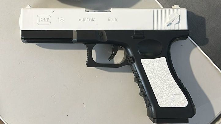 Arma con la que un individuo amenazó a varios clientes de un bar en el que se habían negado a servirle alcohol