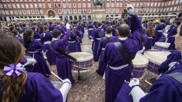 Tamborrada del Domingo de Resurrección en la Plaza Mayor de Madrid