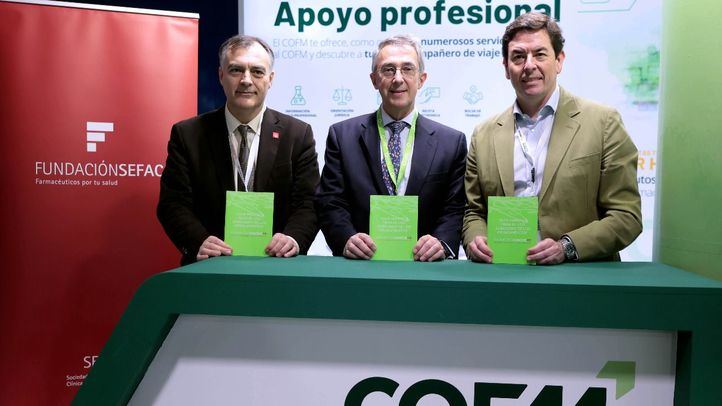 Vicente J. Baixauli, presidente de SEFAC; Enrique Ordieres, presidente de Cinfa, y Manuel Martínez del Peral, presidente del COFM.