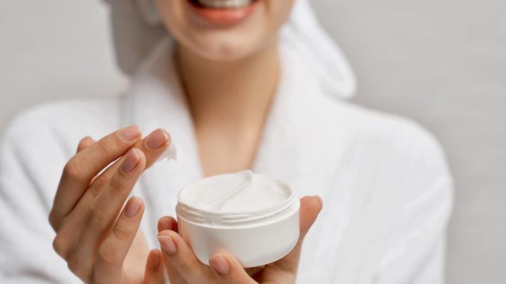 Alerta sanitaria por una crema facial vendida en Carrefour por contaminación microbiológica