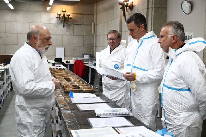 Pedro Sánchez visita el laboratorio forense instalado en Cuelgamuros