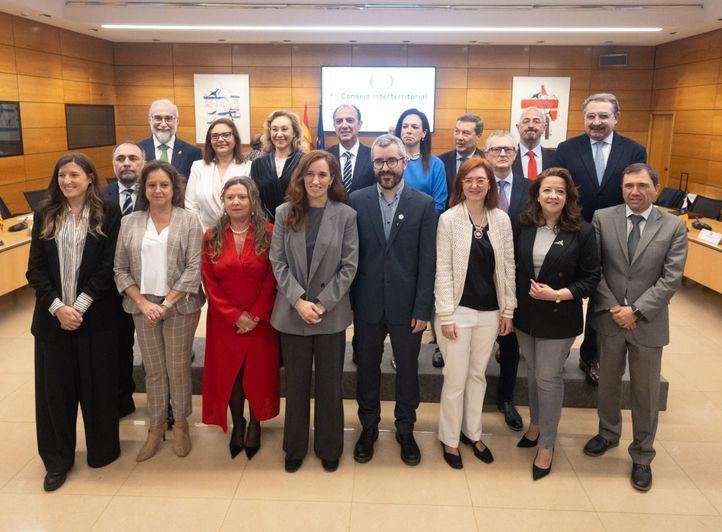 Foto de familia de los asistentes al pleno del Consejo Interterritorial del Sistema Nacional de Salud (CISNS)