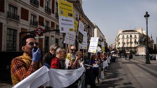 Una cadena humana rodea la Puerta del Sol en defensa de la Sanidad Pública