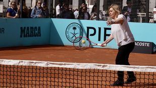 La vicealcaldesa de Madrid y alcaldesa en funciones, Inma Sanz, ha inaugurado una pista y ha participado en un curso con estudiantes y con el tenista Feliciano López