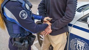 Una agente de la Policía Municipal de Madrid detiene a una persona, en una imagen de archivo