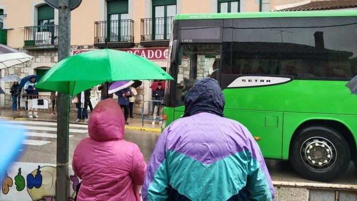 Autobús circulando por la avenida de Madrid de Lozoyuela durante la concentración de los vecinos contra la peatonalización.