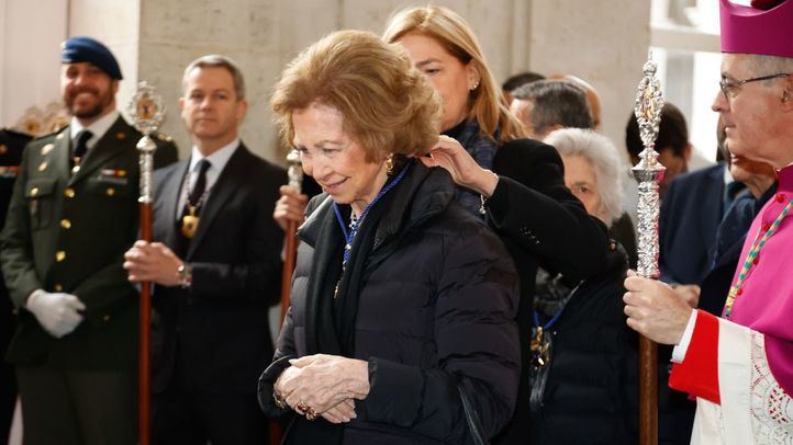 La Reina Sofía hace la 'levantá' del Cristo de los Alabarderos