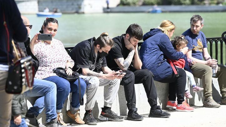 Gente sentada en el Parque de El Retiro