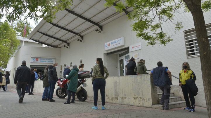Colas a la puerta de un centro de salud