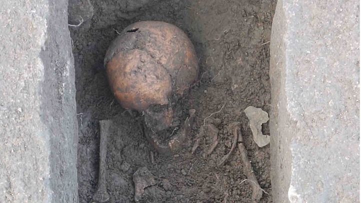 Uno de los cadáveres de las tumbas encontradas en el yacimiento arqueológico de El Rebollar en El Boalo