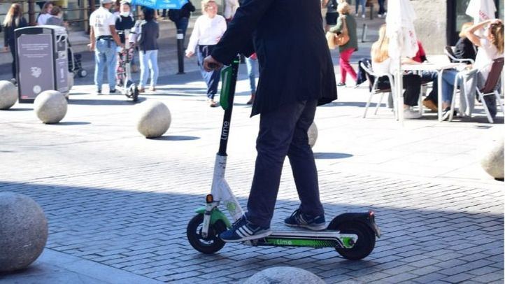 Imagen de archivo de un hombre circulando con un patinete eléctrico