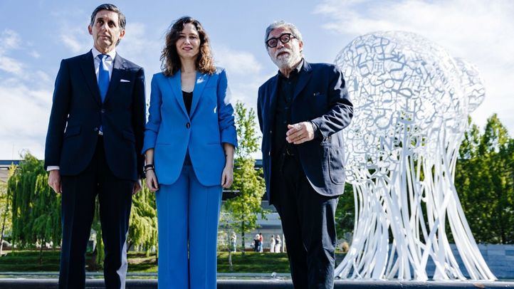 El presidente de Telefónica, José María Álvarez-Pallete López, y la presidenta de la Comunidad, Isabel Díaz Ayuso, dan la bienvenida a la escultura de Jaume Plensa que llega al Distrito Telefónica para conmemorar el primer centenario de la compañía