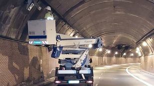 Un operario mientras retira las antiguas luminarias del túnel